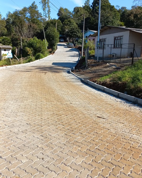 MAIS UMA RUA COM PAVIMENTAÇÃO EM PAVER É LIBERADA PARA O TRÂNSITO 